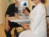 Врач-офтальмолог Т.М. Тоялинова проводит обследование пациента на приборе «ИОЛ-Мастер», пред- назначенного для бесконтактного расчёта интраокулярных линз