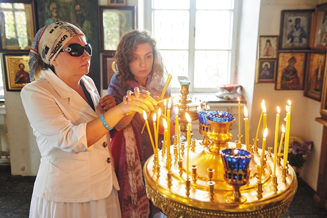 Слепоглухая женщина и волонтёр в Храме Казанской иконы Божьей Матери
