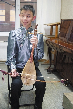 Роман Винокуров исполняет попурри народных песен на якутском национальном инструменте кырыымпа