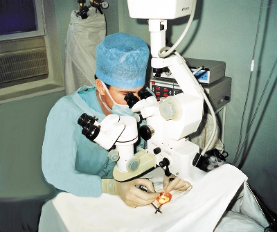 Операция по поводу катаракты. Благовещенск, 2000 г.