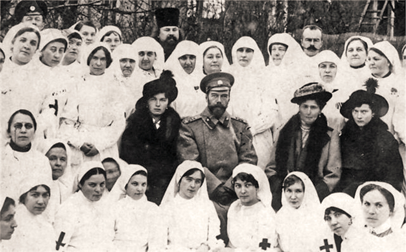 Царская семья среди сотрудников в военном госпитале на фронте
